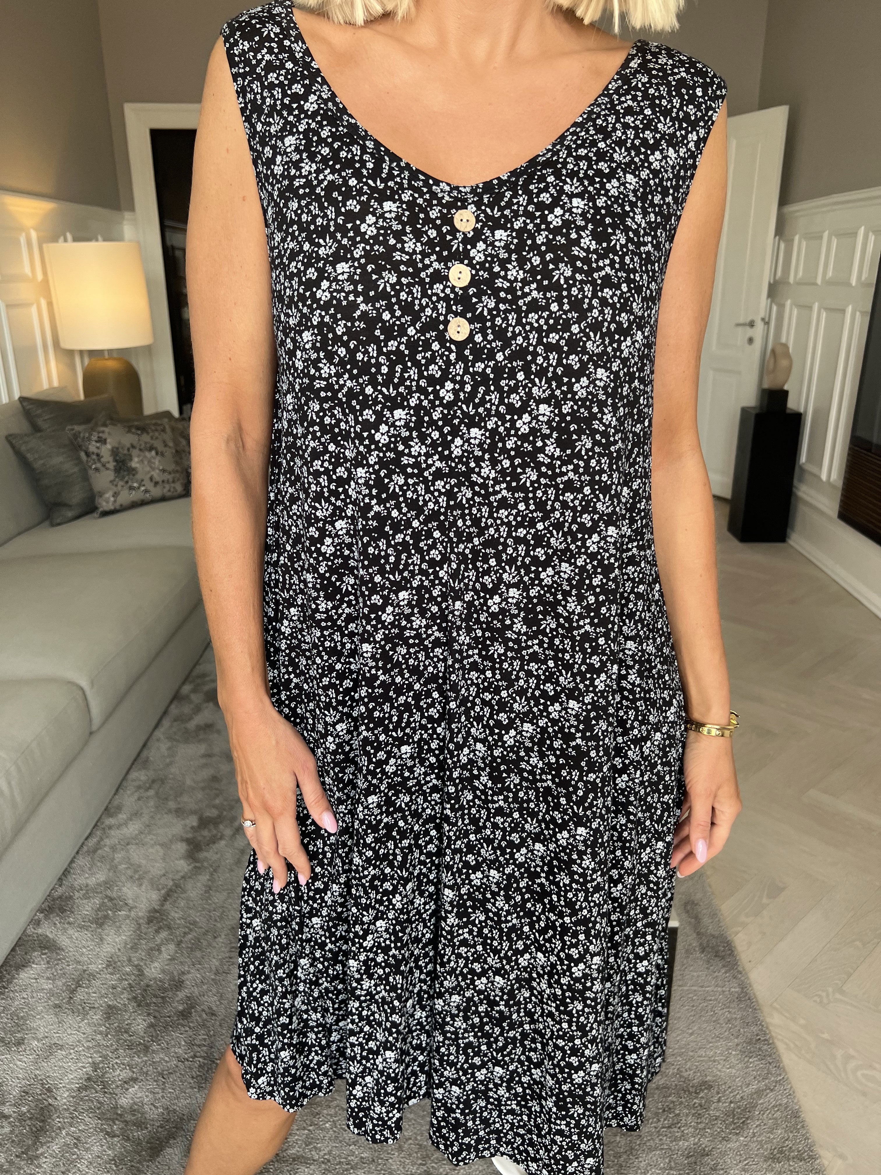 Astrid - Söt sommarklänning i viskos med ett litet blommigt mönster